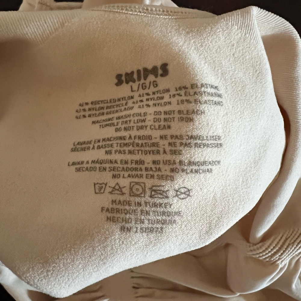 SKIMS thong Bodysuit - Picture 3 of 3